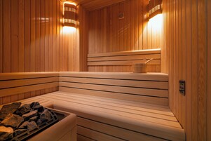 Puisesta laudelavasta ja kivialtaasta koostuva sauna.