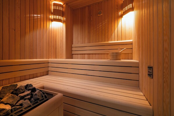 Salas para tratamentos a dois, sauna seca, banheira de hidromassagem