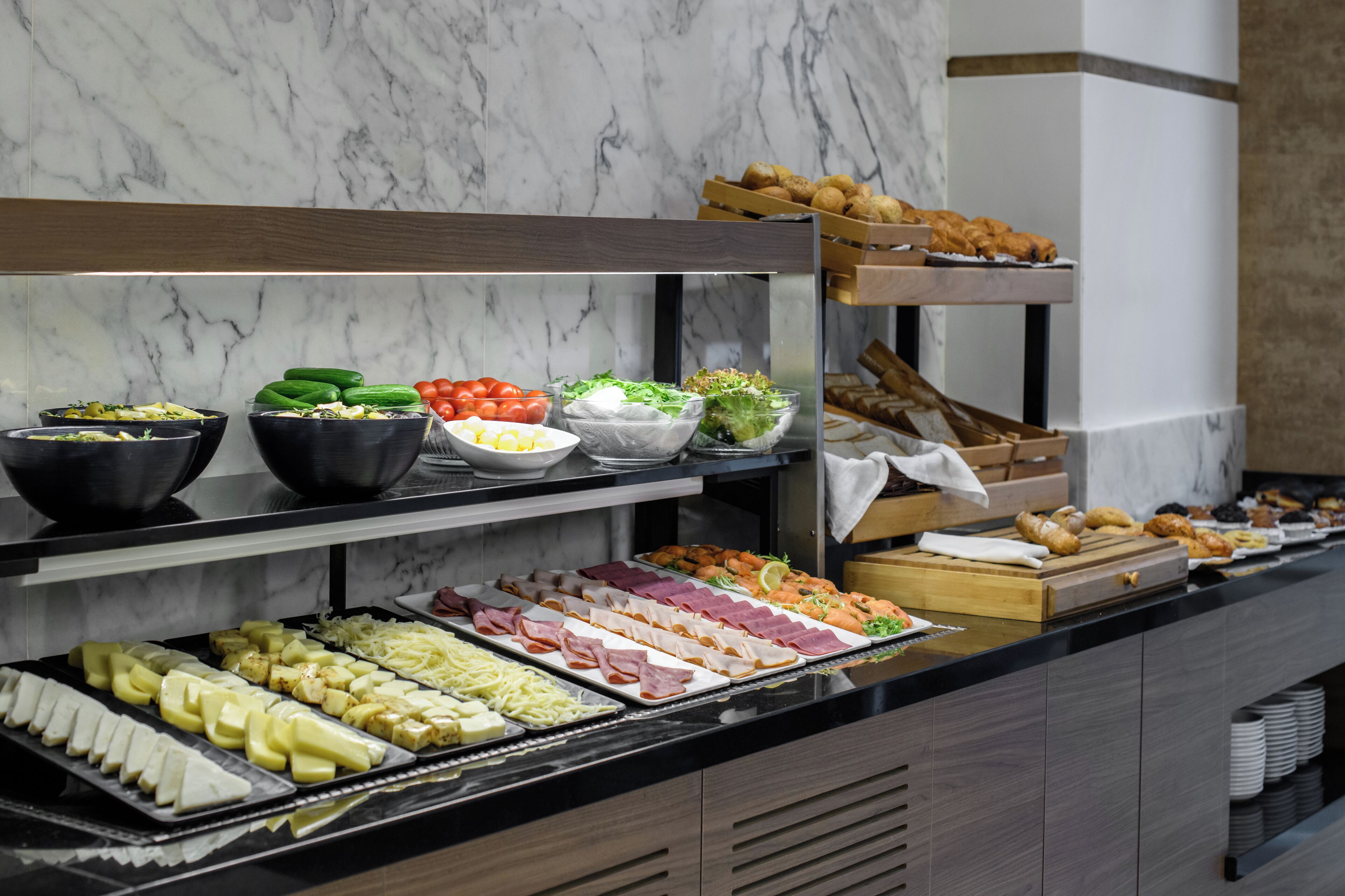 بوفيه فطور يوميًا بتكلفة قدرها (10 EUR للشخص)