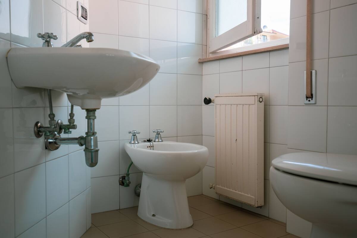 shower, free toiletries, towels