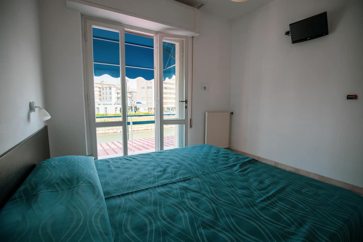 Hypo-allergenic bedding, in-room safe, blackout drapes, free WiFi