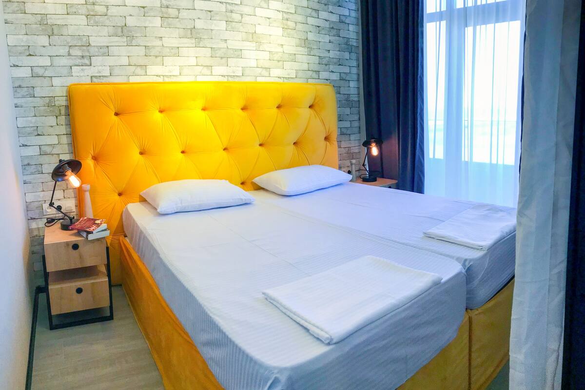 Standard-Zweibettzimmer, Meerblick | Zimmersafe, Schreibtisch, laptopgeeigneter Arbeitsplatz