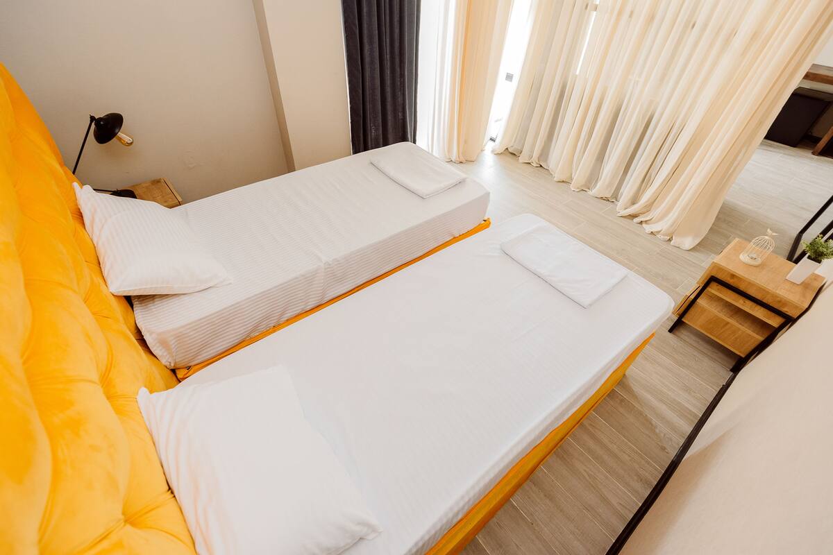 Deluxe-Zweibettzimmer, Meerblick | Zimmersafe, Schreibtisch, laptopgeeigneter Arbeitsplatz