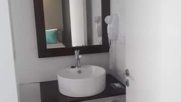 Comfort Twin Room, 2 Single Beds | Premium bedding, in-room safe, individually decorated