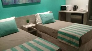 Comfort Twin Room, 2 Twin Beds | Ropa de cama de alta calidad y caja de seguridad en la habitación 