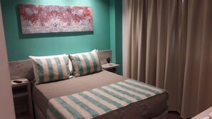 Deluxe tweepersoonskamer, 1 queensize bed | Luxe beddengoed, een kluis op de kamer, individueel gedecoreerd