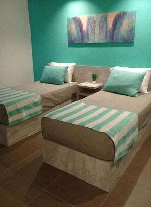 Comfort Twin kamer | Luxe beddengoed, een kluis op de kamer, individueel gedecoreerd