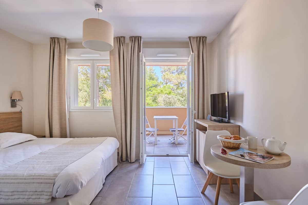 Studio | 1 bedroom, individually furnished, soundproofing, free cribs/infant beds