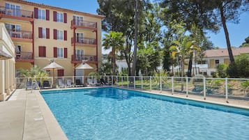 Een binnenzwembad en een seizoensgebonden buitenzwembad