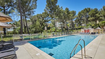 Een binnenzwembad en een seizoensgebonden buitenzwembad