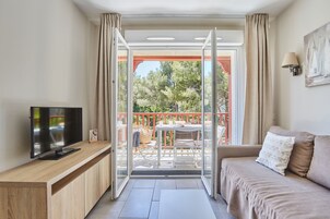 Muebles diferentes, sistema de insonorización y cunas gratuitas