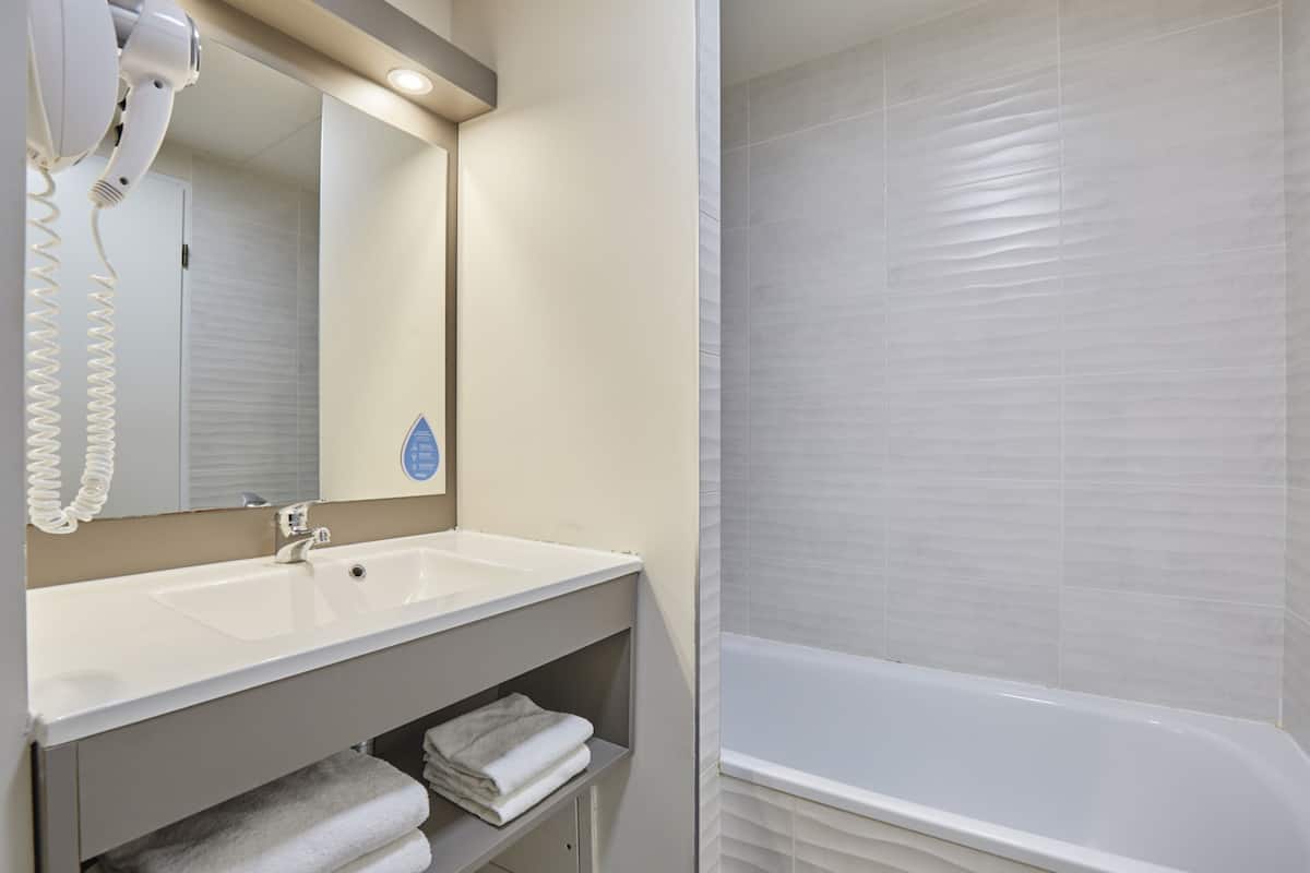 Apartment, 2 Bedrooms | Bathroom | Shower, towels