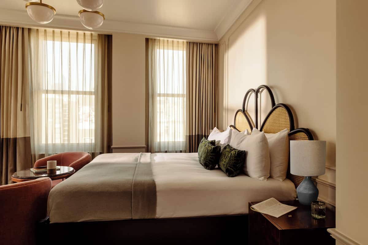 Biggy | Premium bedding, down comforters, pillowtop beds, minibar