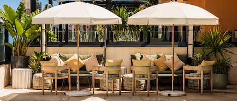 Een buitenzwembad, gratis zwembadcabana's en parasols bij het zwembad