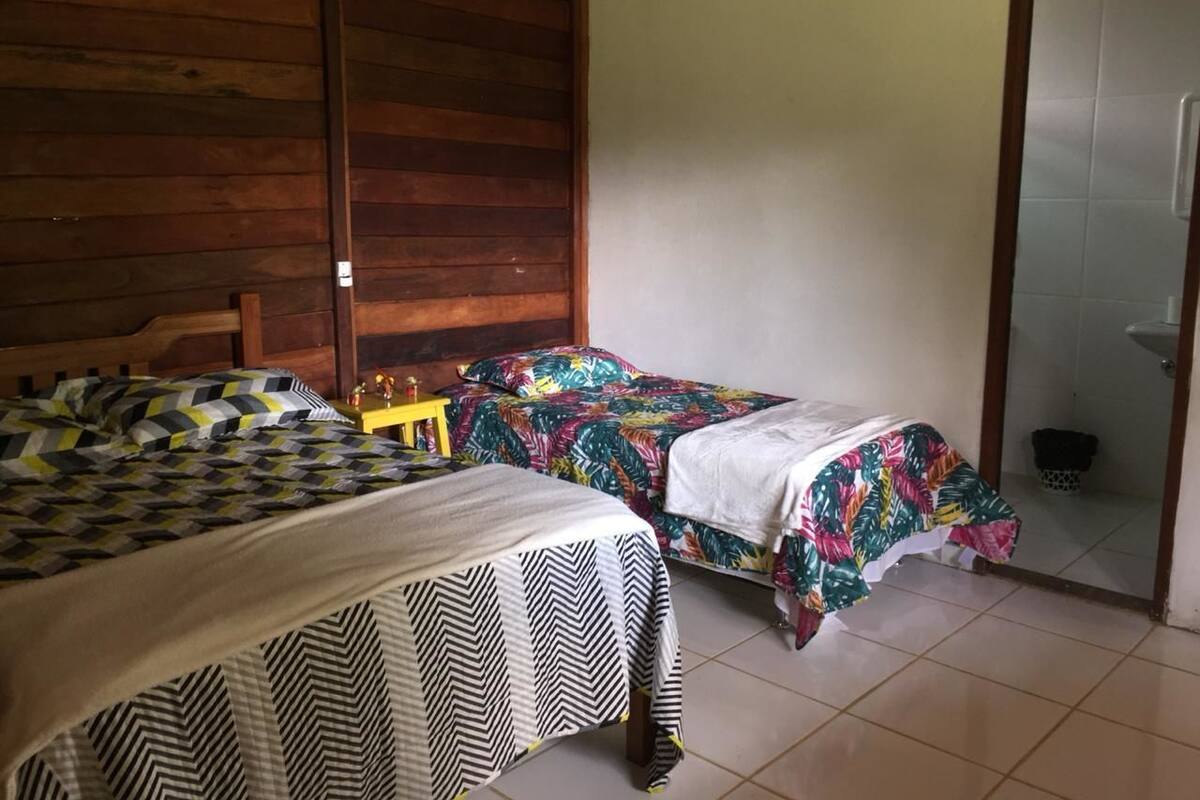 Minibar, escritorio, espacio para trabajar con laptop y wifi gratis