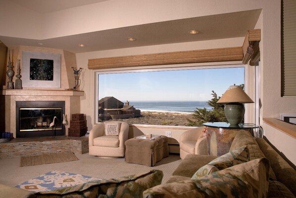 TV, fireplace, DVD player - Monterey Dunes Beachfront...Beautiful views, Gorgeous home, come enjoy the beach! (Moss Landing)