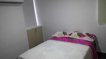 3 habitaciones, tabla de planchar con plancha, wifi y ropa de cama