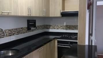 Refrigerador, horno, parrilla de estufa y comedor