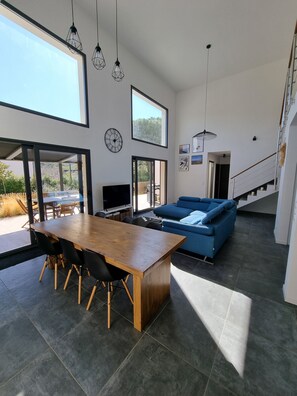 Interior - Architect-designed villa, secure private pool, near center and beach  (Calvi)