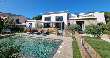 Architect-designed villa, secure private pool, near center and beach