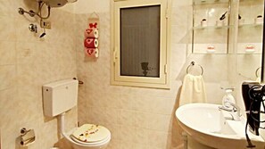 Dusche, Haartrockner, Bidet, Handtücher