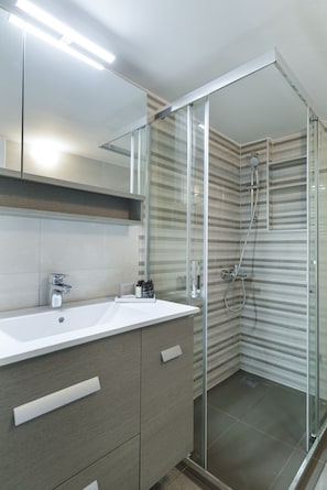 Apartment, 2 Schlafzimmer, Stadtblick | Badezimmer | Dusche, kostenlose Toilettenartikel, Haartrockner, Handtücher