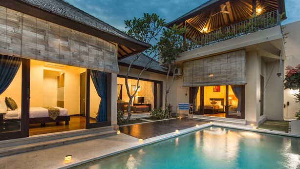 A modern house with a swimming pool, large windows, and a balcony. - 2 Bedroom villa near Pandawa Beach (Uluwatu)