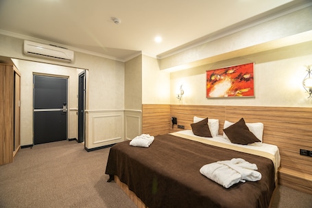 Deluxe Double or Twin Room, City View | Minibar, in-room safe, individually decorated, individually furnished