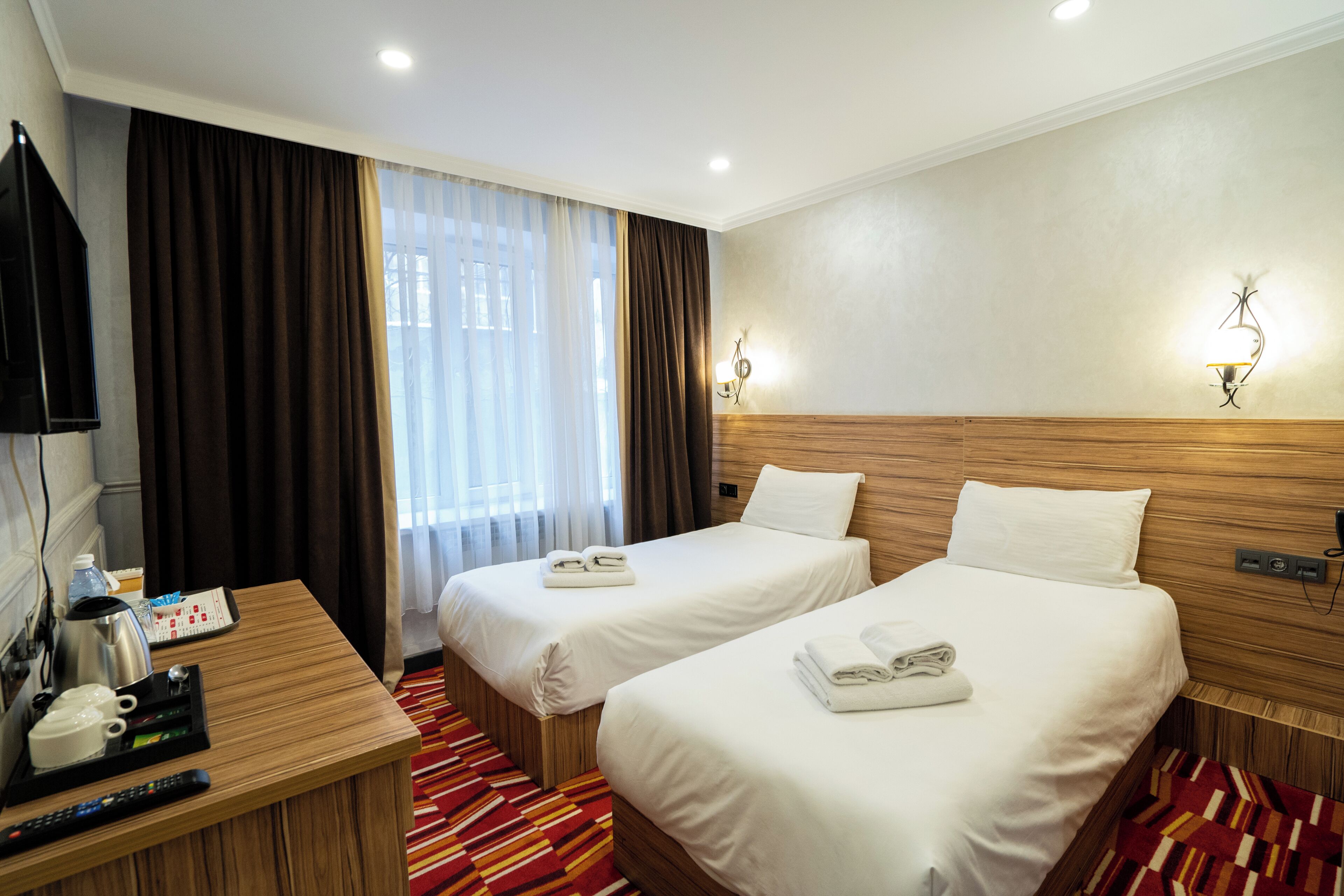 Minibar, caja de seguridad en la habitación y decoración personalizada 