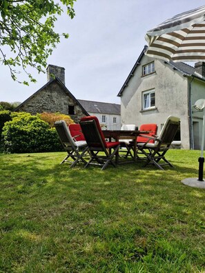 Outdoor dining - QUIET HOUSE NEAR MORLAIX (PLOUIGNEAU)