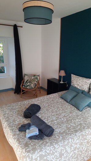 3 slaapkamers, een strijkplank/strijkijzer, reisbedje, wifi