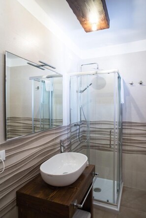 Camera doppia | Bagno | Vasca idromassaggio, set di cortesia gratuito, asciugacapelli, bidet