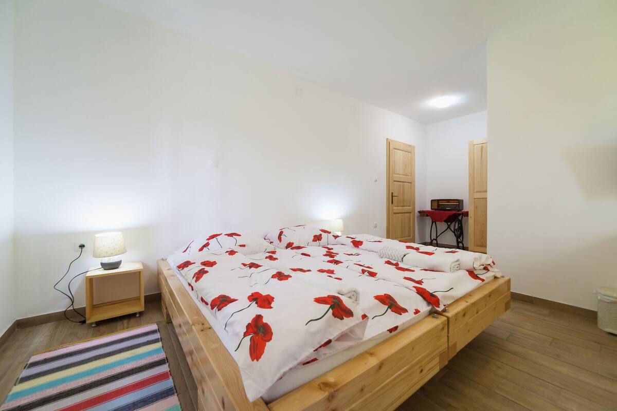 Deluxe Double Room | 記憶床墊、客房內保險箱、書桌、筆電工作空間