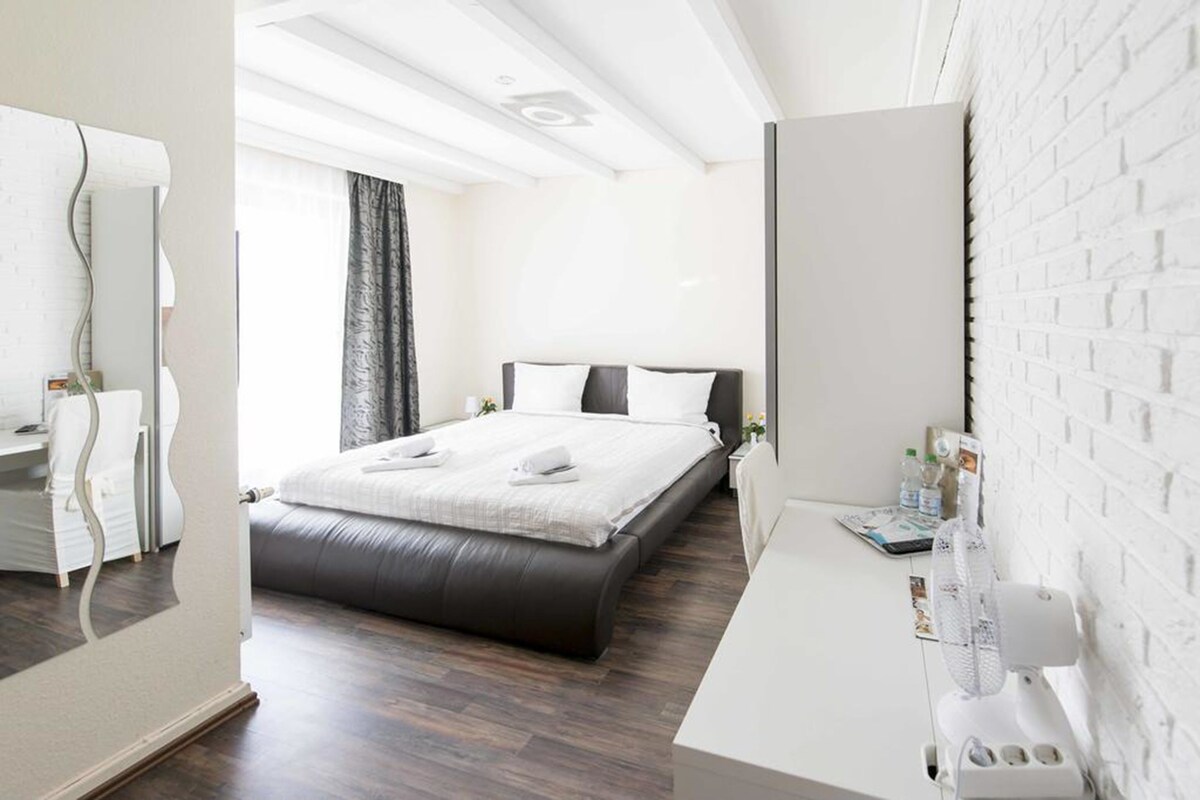 Double Room, Shared Bathroom | Desk, free WiFi, bed sheets