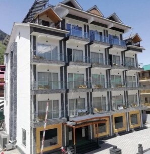 Vista frontal de la propiedad