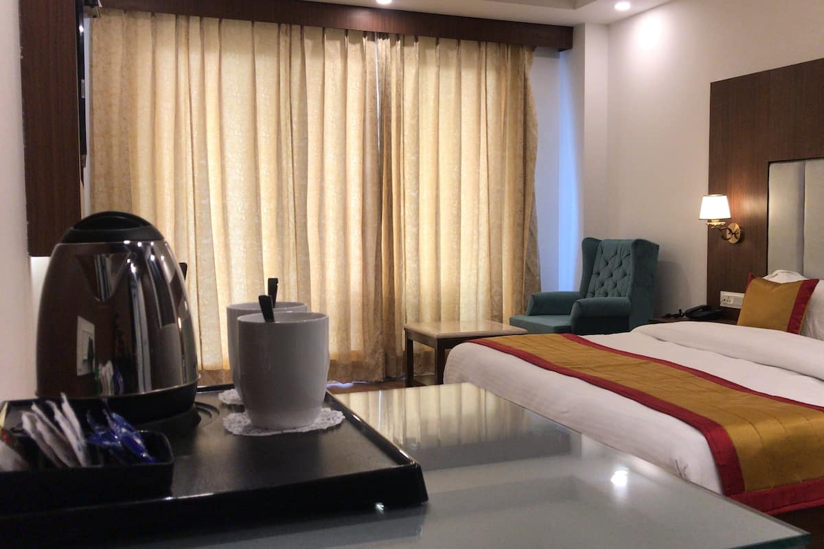 Premium Double Room, 1 King Bed, Mountain View | Soundproofing, cribs/infant beds, rollaway beds, free WiFi