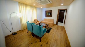 Suite romántica, vista a la montaña | Área de sala de estar