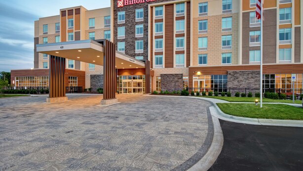 Ein Hilton Garden Inn mit moderner Fassade, mehreren Etagen und einem markanten Eingang mit überdachtem Zugang.