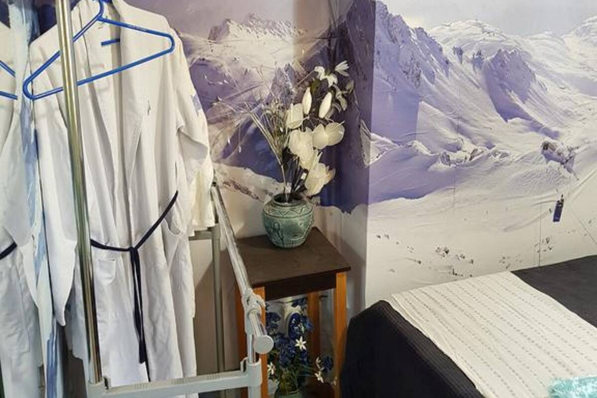 Deluxe dubbelrum - 1 queensize-säng - utsikt mot trädgården - bottenvåning | Allergitestade sängkläder, mörkläggningsgardiner och ljudisolering