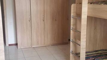 Dormitório compartilhado (4 Beds, Men Only or Women Only) | Cortinas blackout, ferros/tábuas de passar roupa, Wi-Fi de cortesia