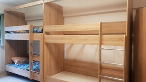 Een stapelbed met een onderbed en een trap.