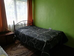 Chambre triple | Fer et planche à repasser, literie fournie