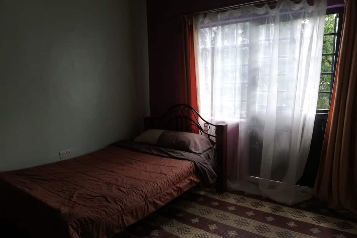 Tabla de planchar con plancha y ropa de cama