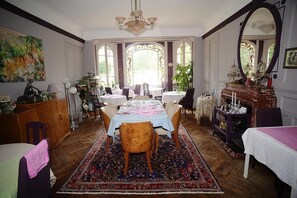 Daily continental breakfast (EUR 6 per person)