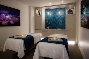 Couples treatment rooms, body treatments, aromatherapy at JW Marriott Savannah Plant Riverside District