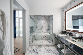 Executive Studio Suite, 1 King Bed with Sofa bed, Non Smoking | Bathroom | Designer toiletries, hair dryer, bathrobes, slippers at JW Marriott Savannah Plant Riverside District