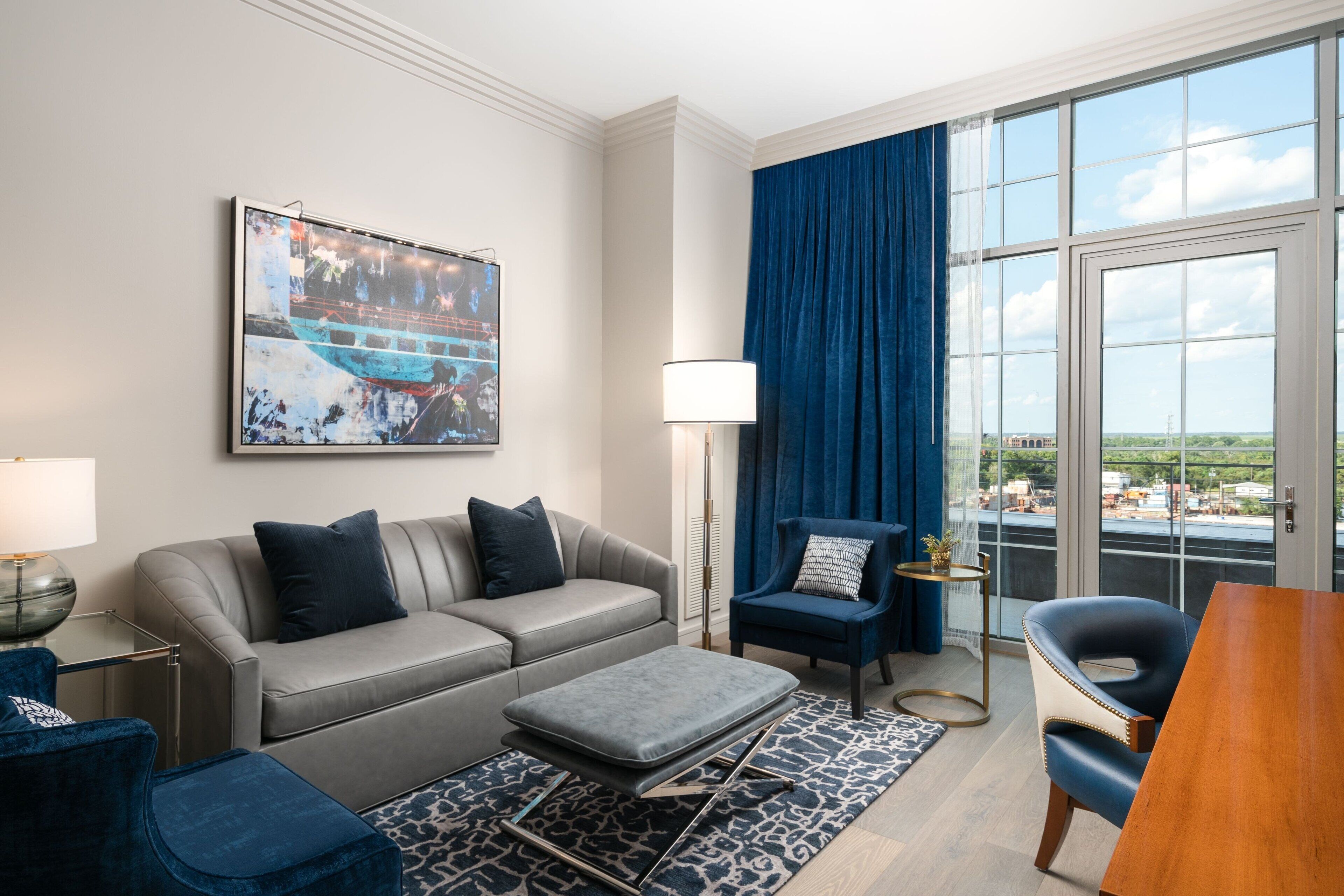 Suíte estúdio executiva, 1 cama King e sofá-cama | Área de estar | TV de tela plana 48 polegadas com canais a cabo, TV, dock para iPod