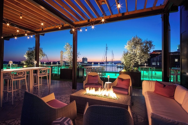 12 restaurants, breakfast, dinner, brunch served; German cuisine