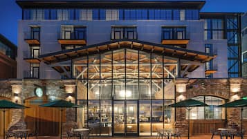 12 restoran, kahvaltı, akşam yemeği, brunch sunulur, Alman mutfağı