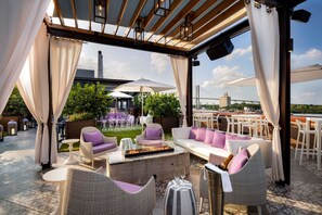 12 Restaurants; Frühstück, Abendessen und Brunch werden serviert